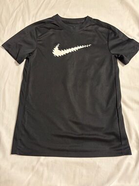 Nike Dri-FIT Athletic Performance Tee Black White Swoosh Boys Size S
